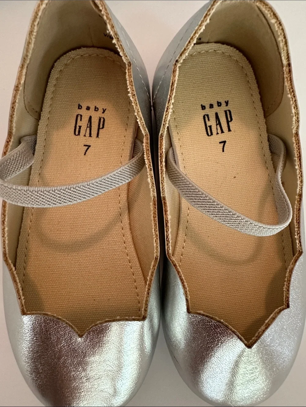 Baby GAP girls size 7 silver scalloped ballet flats.